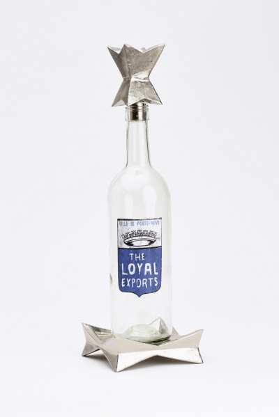 platinum bottle stopper and stand